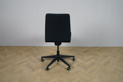 Tronhill Infra Lowback kontorstol i sort set bagfra med lav ryg og stilrent design