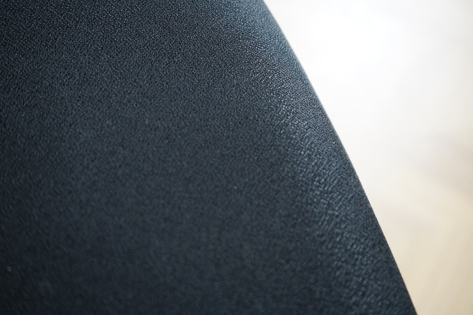 Close-up af Tronhill Infra Lowback kontorstolens polstring og justerbare sæde- og rygfunktioner