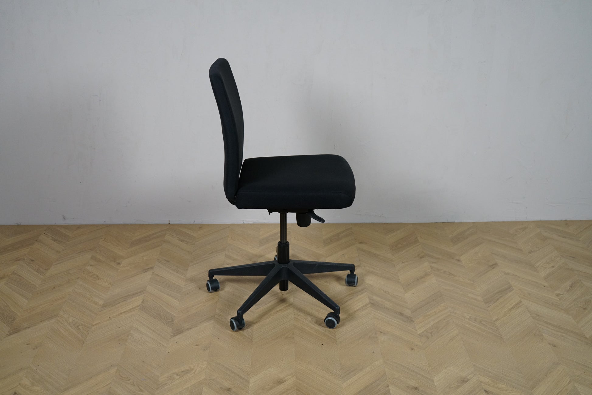 Tronhill Infra Lowback kontorstol set fra siden med justerbar højde og ergonomisk form