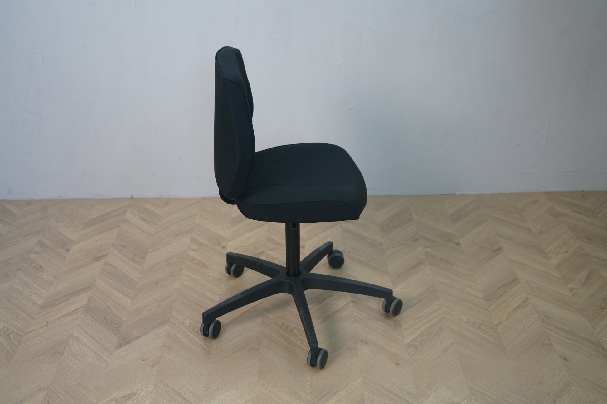 Tronhill kontorstol i sort stof set fra siden – lav ryg og ergonomisk design