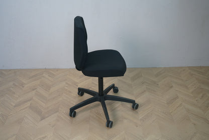 Tronhill kontorstol i sort stof set fra siden – lav ryg og ergonomisk design