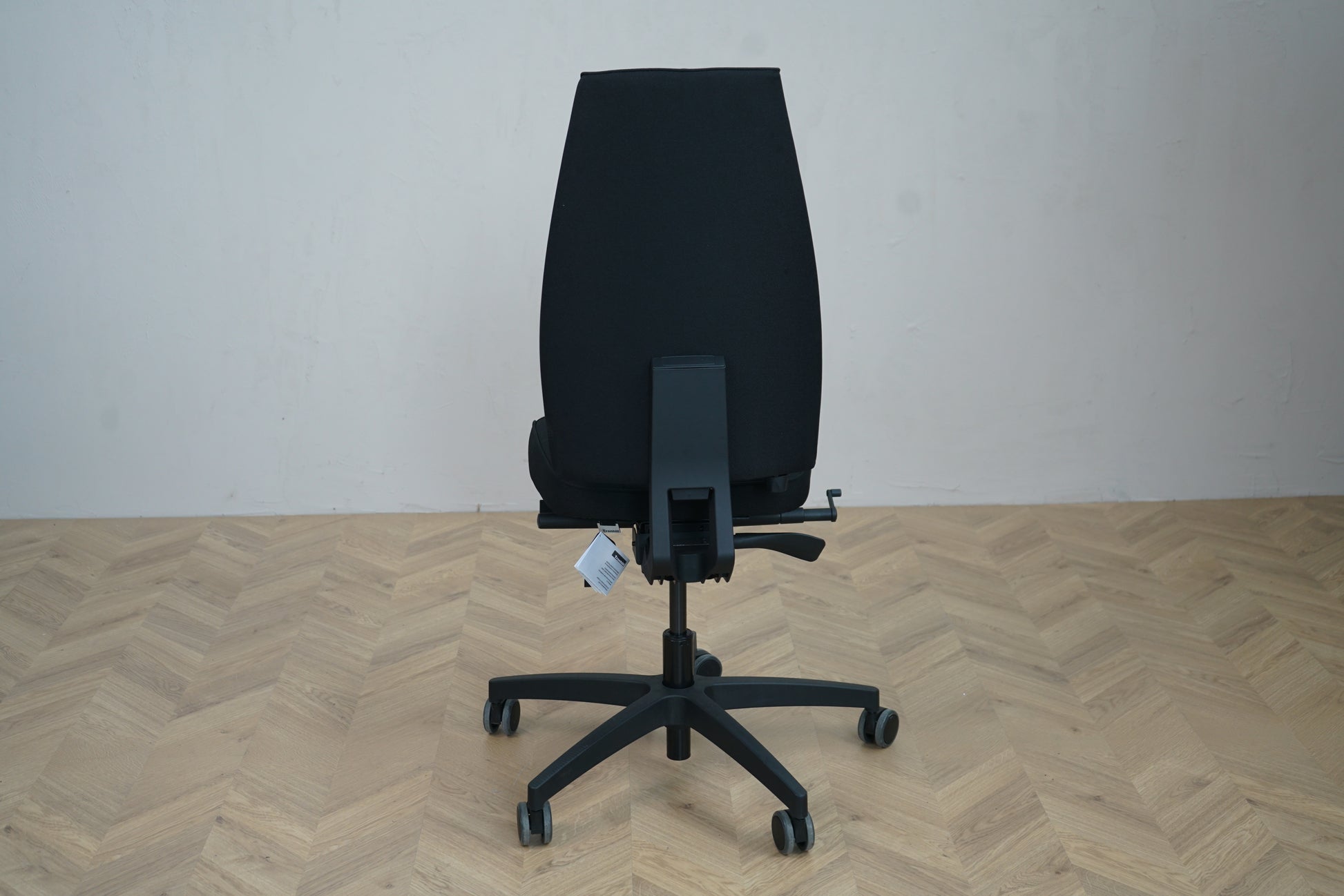 Bagfra visning af Tronhill Magna Executive kontorstol i sort med robust fodkryds og gummihjul til alle gulvtyper.