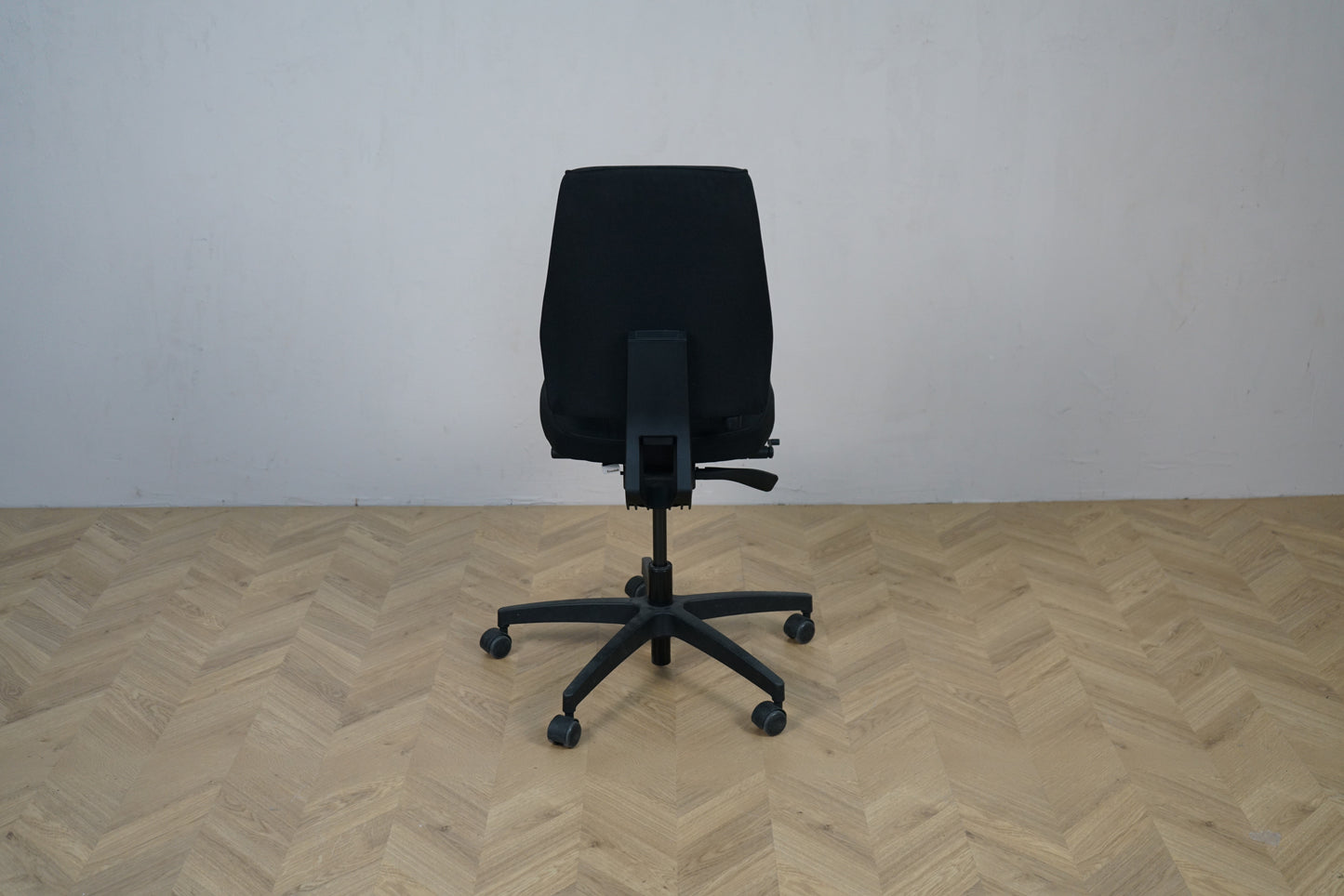 Tronhill Magna Manager kontorstol set bagfra – sort fuldpolstret ryg og solid fod med hjul