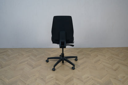 Tronhill Magna Manager kontorstol set bagfra – sort fuldpolstret ryg og solid fod med hjul