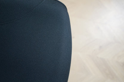 Nærbillede af sædepolstring på Tronhill Magna Manager kontorstol i sort stof.