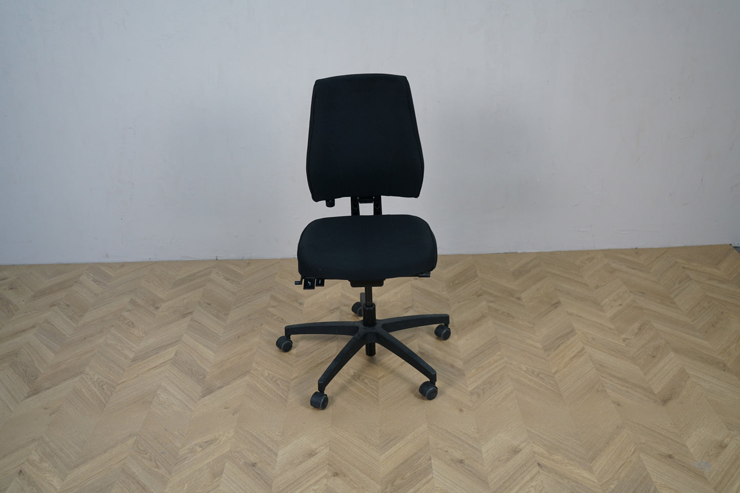 Tronhill Magna Manager sort kontorstol set forfra – fuldpolstret ergonomisk kontorstol med mange indstillingsmuligheder.