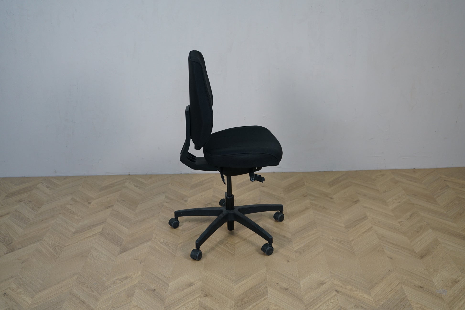 Tronhill Magna Manager sort kontorstol set fra siden – justerbar og ergonomisk designet.