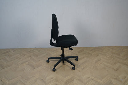 Tronhill Magna Manager sort kontorstol set fra siden – justerbar og ergonomisk designet.