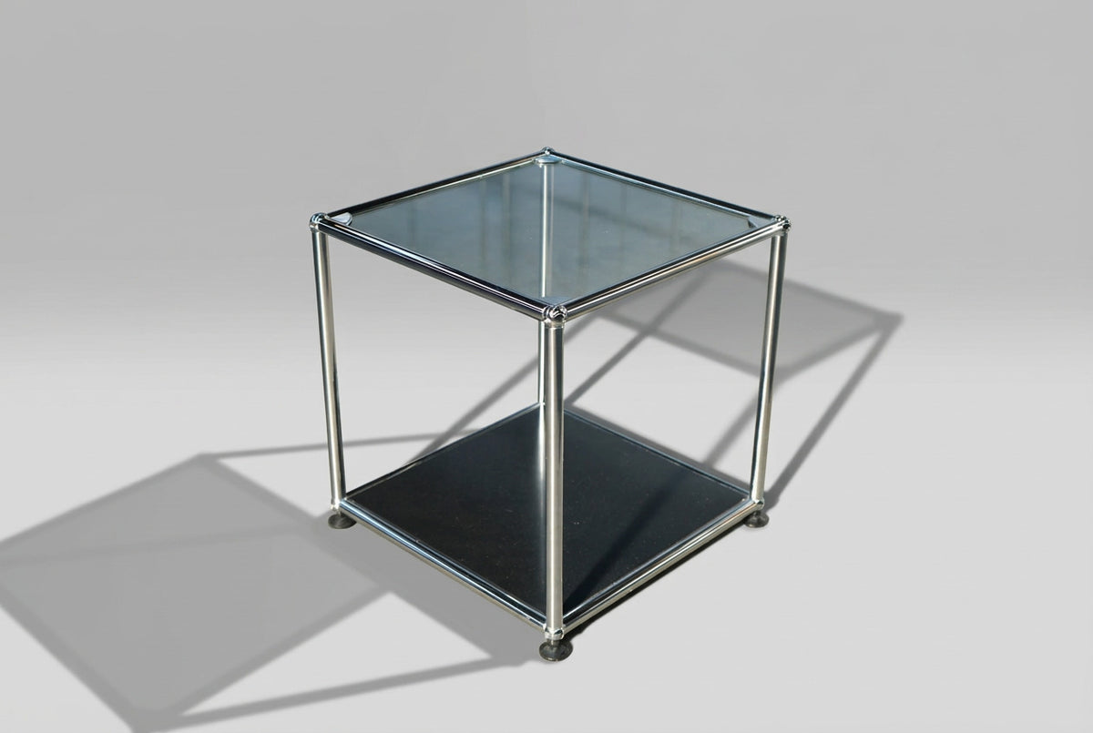 USM Haller sideborde i glas med kromstel og sort bundhylde, sæt med 2 stk. i målene 40x40x44 cm, set lige forfra.