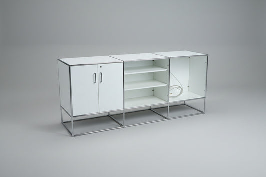 USM Haller hvidt modulopbygget opbevaringsmøbel 228x100 cm – skrå vinkel