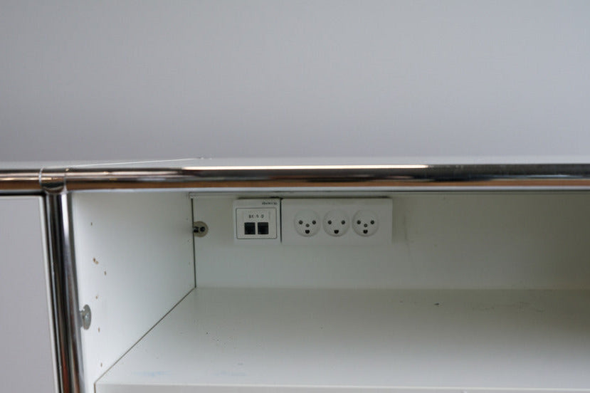 Indvendig visning af USM Haller opbevaringsmøbel med hylder