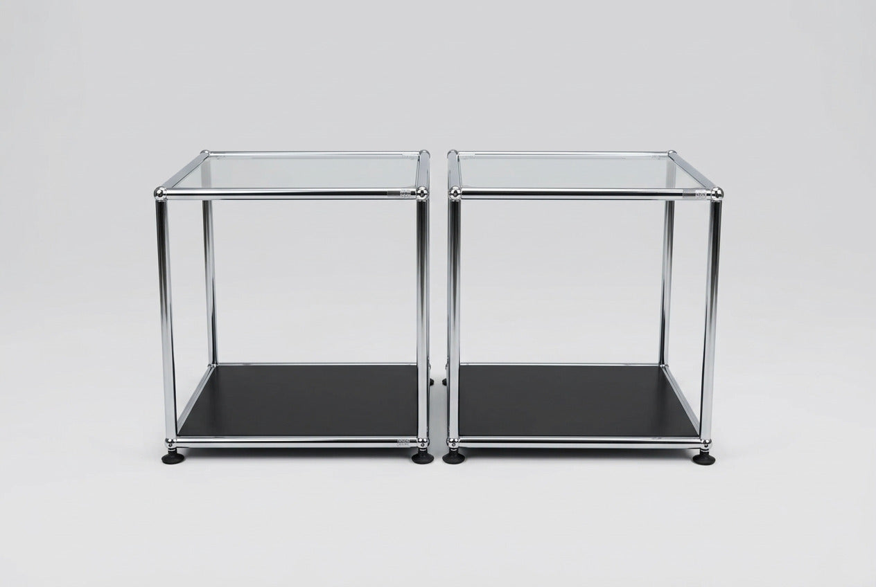 To USM Haller designer sideborde i glas med kromstel og sort bundhylde, 40x40x44 cm, set forfra.
