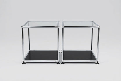 To USM Haller designer sideborde i glas med kromstel og sort bundhylde, 40x40x44 cm, set forfra.