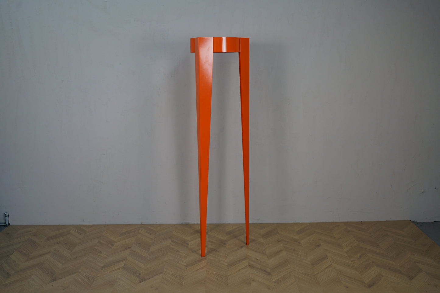 Van Esch Chase G orange tøjstativ set forfra med tre ben og skjulte kroge