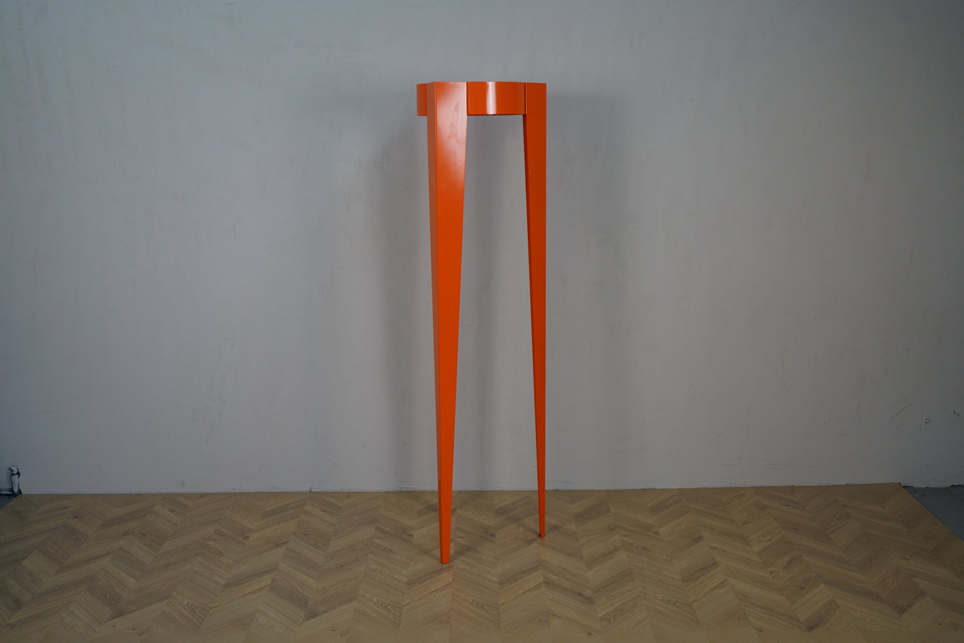 Van Esch Chase G orange tøjstativ set forfra med tre ben og skjulte kroge