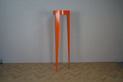 Van Esch Chase G orange tøjstativ set forfra med tre ben og skjulte kroge