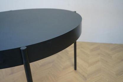 Close up af bordpladen på Verner Panton Serie 430 rundt spisebord i sort, viser detaljer i malet MDF og Fenix laminat.