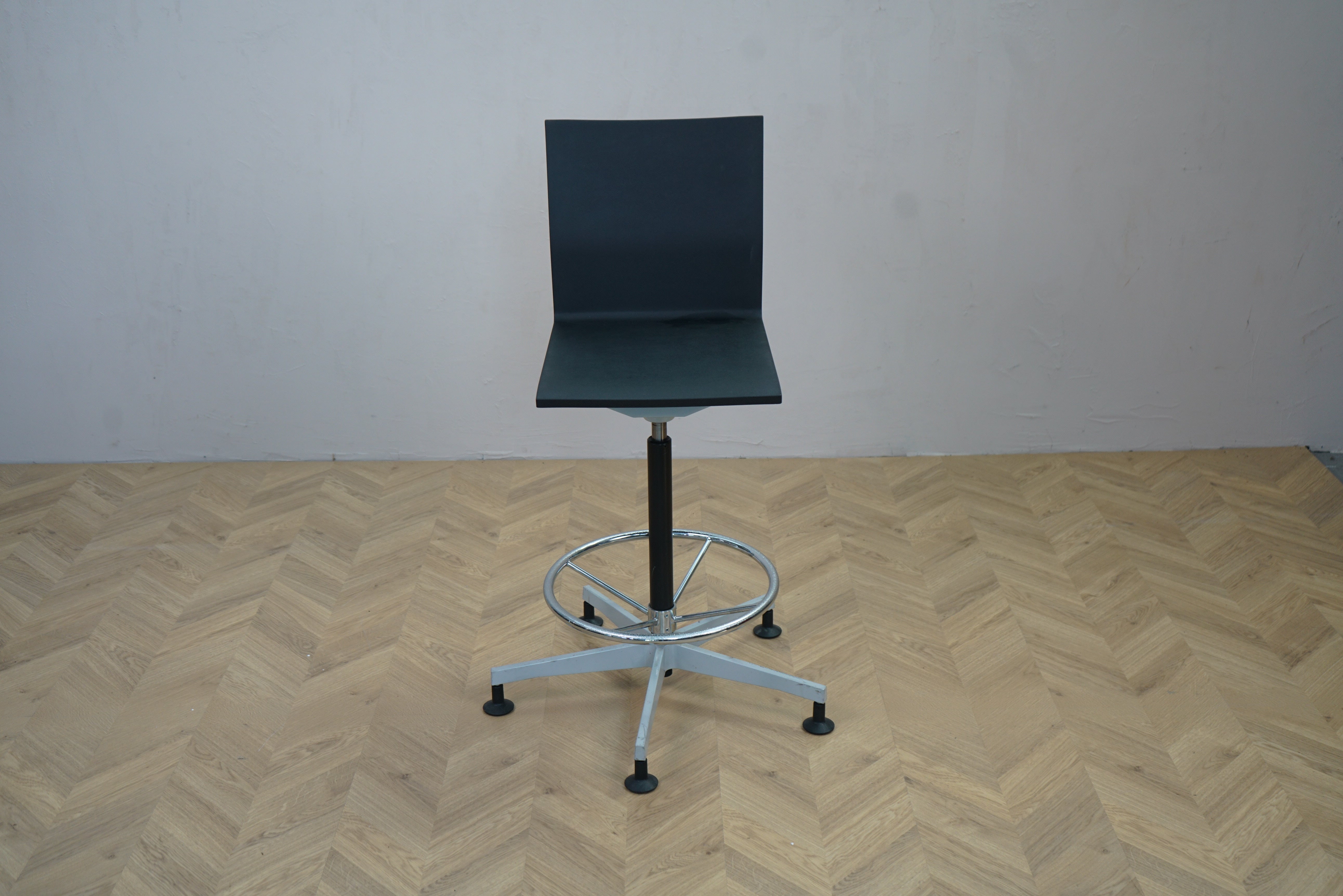 Vitra barstol i sort set forfra med fodstøtte og moderne design