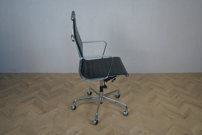 Vitra EA 119 kontorstol set fra skrå vinkel – sort læder, krom stel og klassisk Eames design