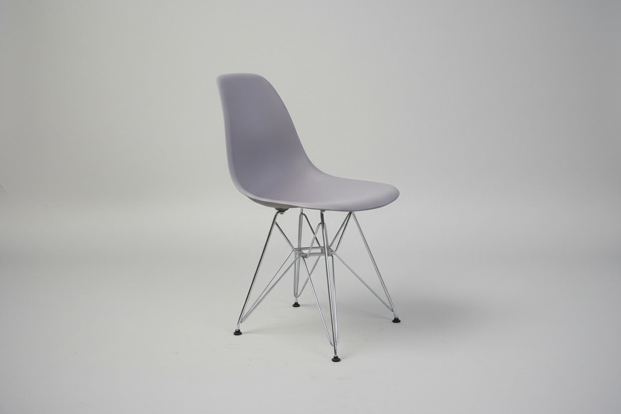 Vitra Eames DSR stol i grå plast med krom stel set forfra
