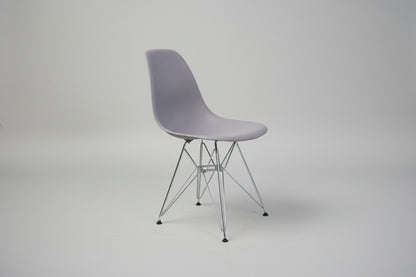 Vitra Eames DSR stol i grå plast med krom stel set forfra