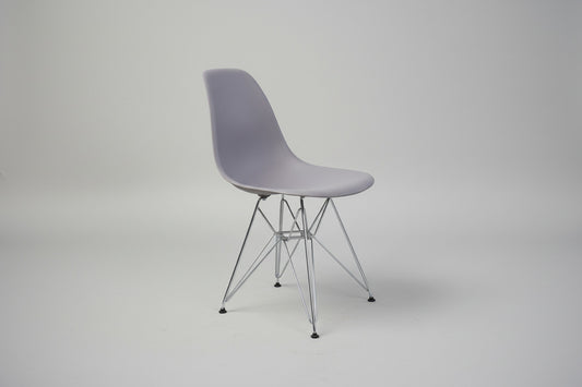 Vitra Eames DSR stol i grå plast med krom stel set forfra