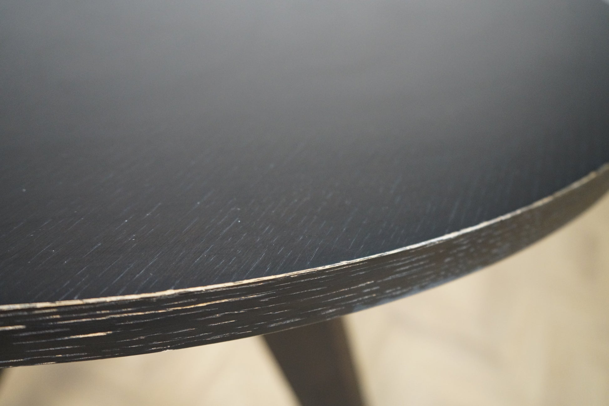 Close up af Vitra Gueridon bordplade i sort egetræ