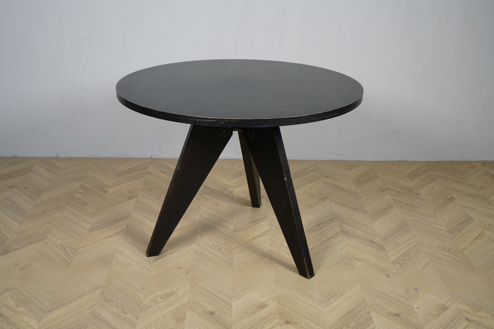 Vitra Gueridon rundt spisebord i sort egetræ set forfra