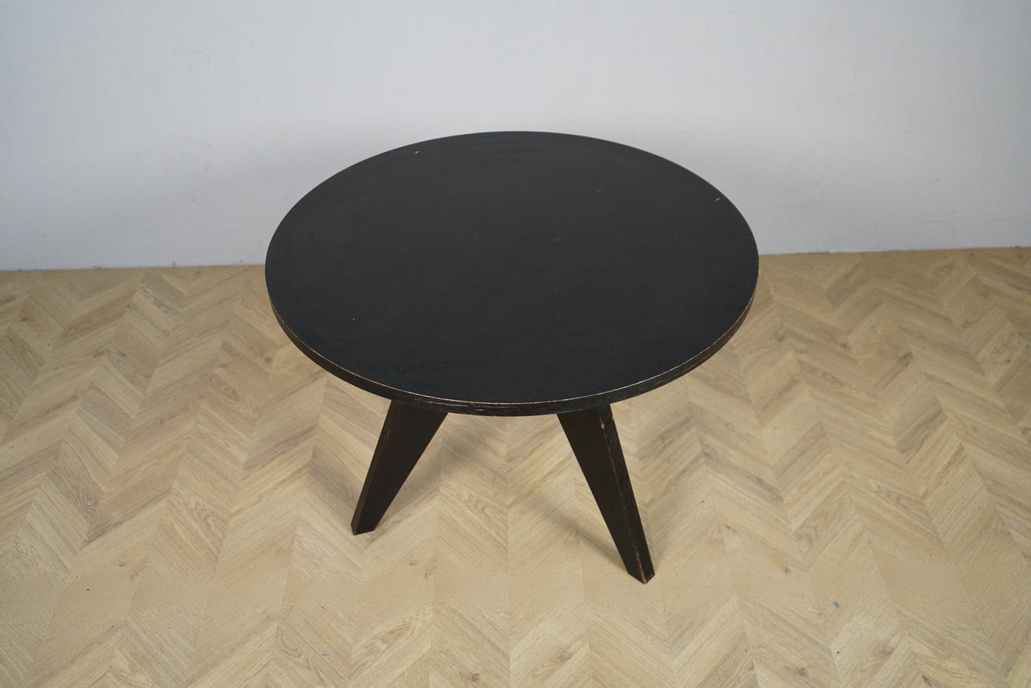 Vitra Gueridon rundt spisebord set ovenfra i sort egetræ