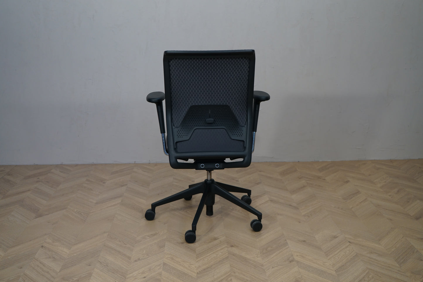 Bagfra billede af Vitra ID Mesh kontorstol med ventilerende netryg og ergonomisk støtte