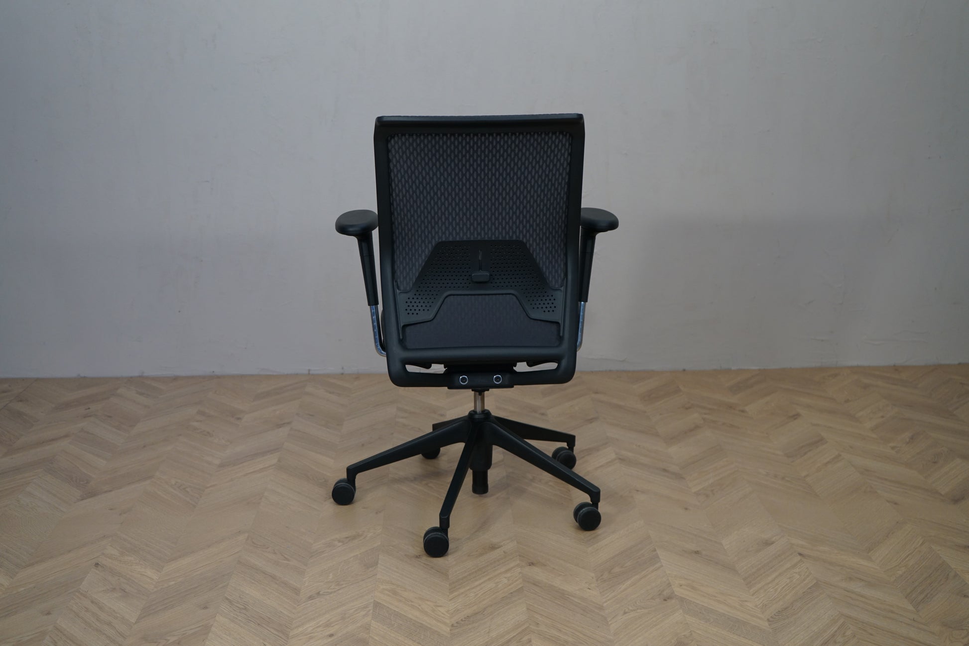 Bagfra billede af Vitra ID Mesh kontorstol med ventilerende netryg og ergonomisk støtte