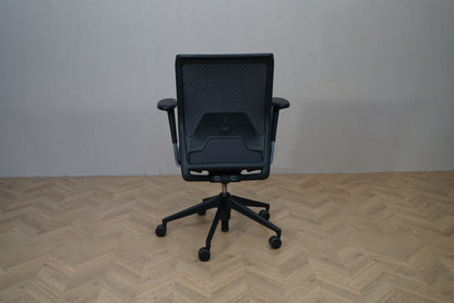 Bagfra billede af Vitra ID Mesh kontorstol med ventilerende netryg og ergonomisk støtte