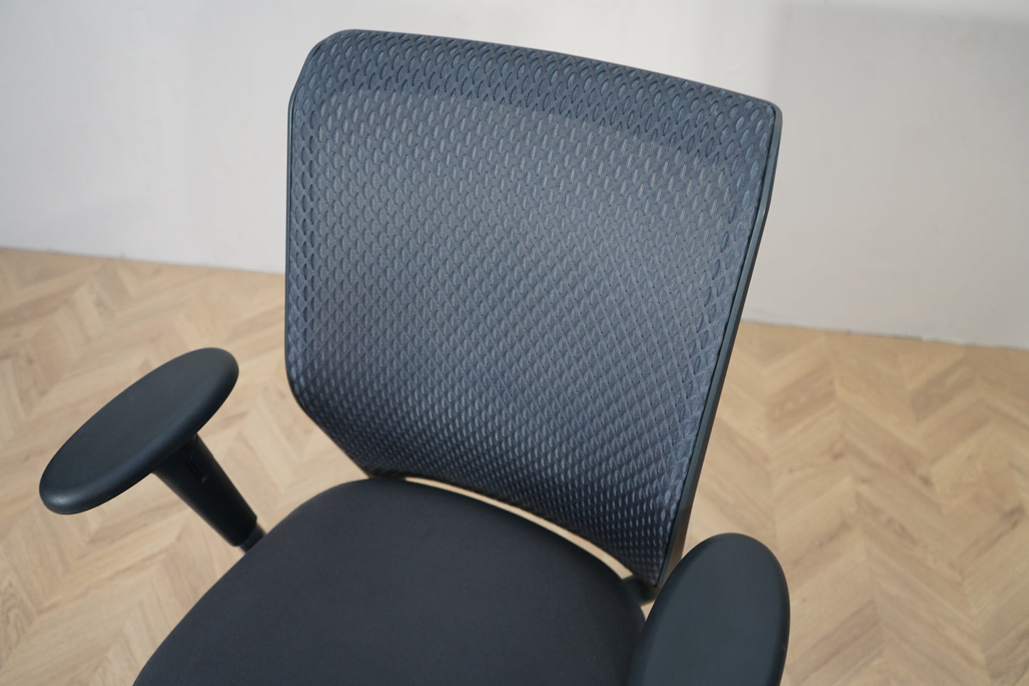 Close up af Vitra ID Mesh kontorstol med åndbar mesh ryg og polstret sæde