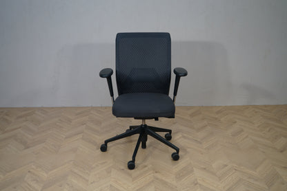 Vitra ID Mesh kontorstol i mørkegrå set forfra med ergonomisk design og armlæn