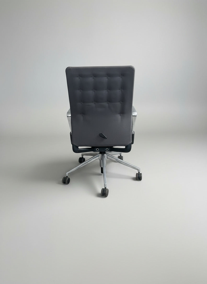 Vitra ID Trim kontorstol set bagfra med elegant polstret ryglæn