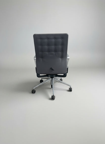Vitra ID Trim kontorstol set bagfra med elegant polstret ryglæn