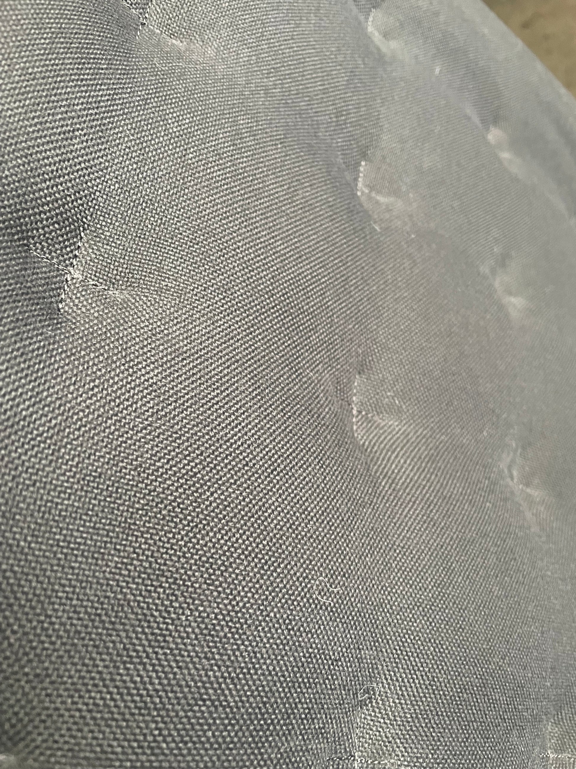 Close-up af polstret ryglæn og armlæn på Vitra ID Trim kontorstol