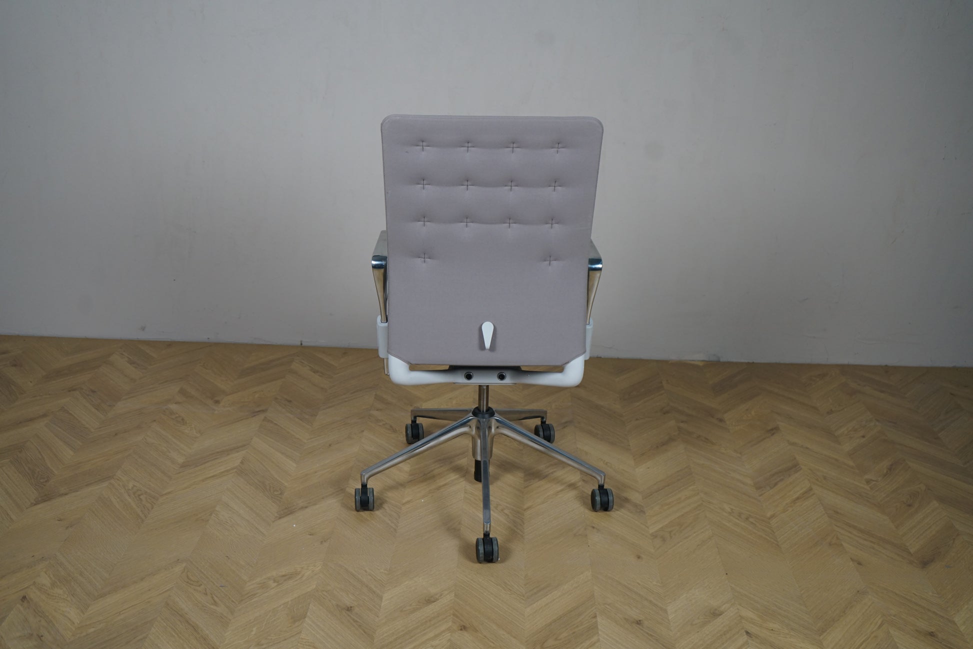 Vitra ID Trim kontorstol i lysegrå med armlæn set bagfra