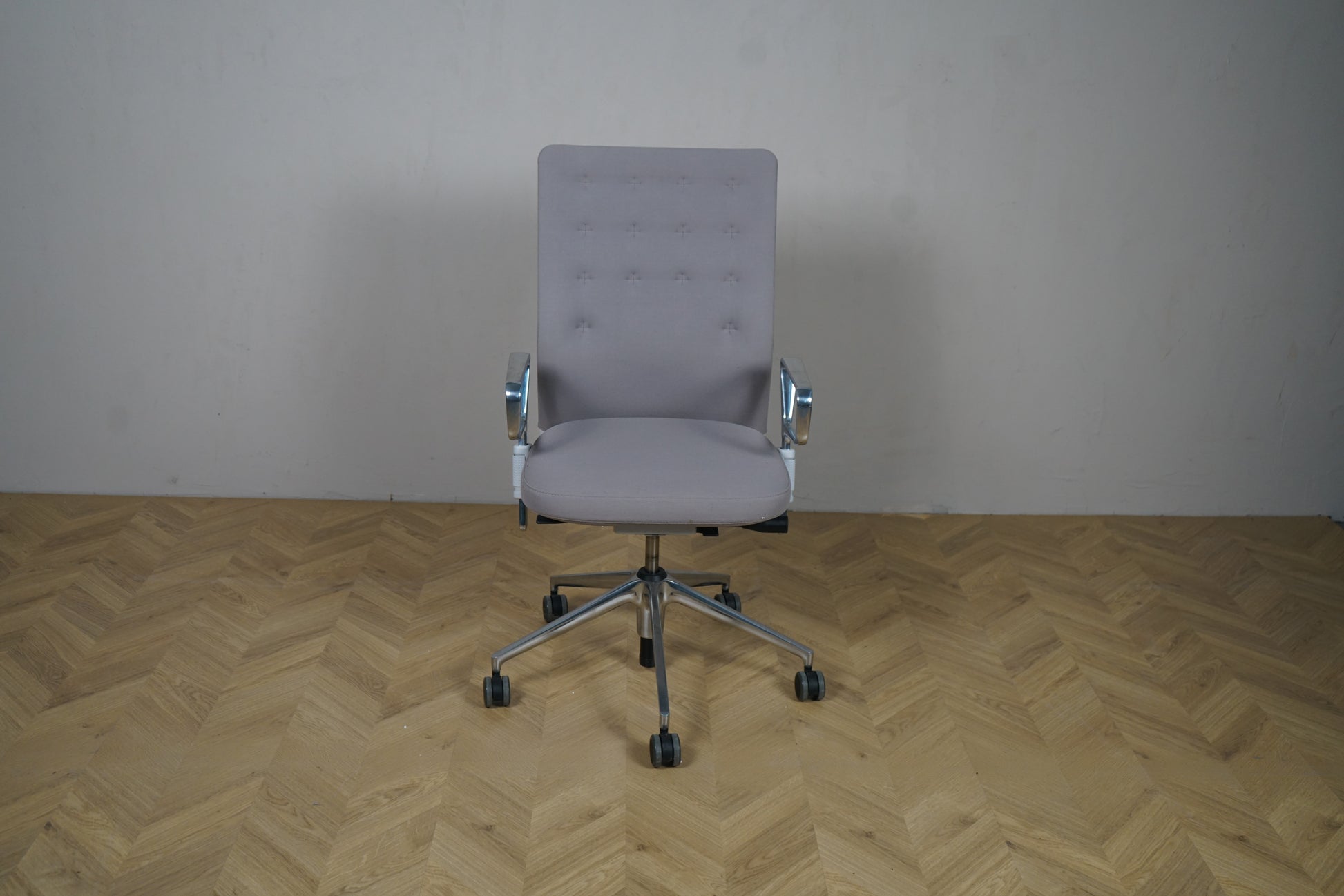 Vitra ID Trim kontorstol i lysegrå med armlæn set forfra