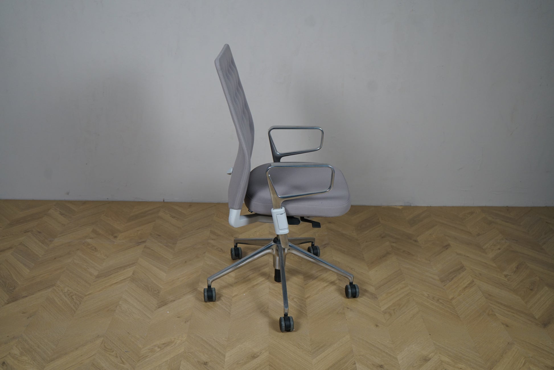 Vitra ID Trim ergonomisk kontorstol i lysegrå med armlæn set fra siden