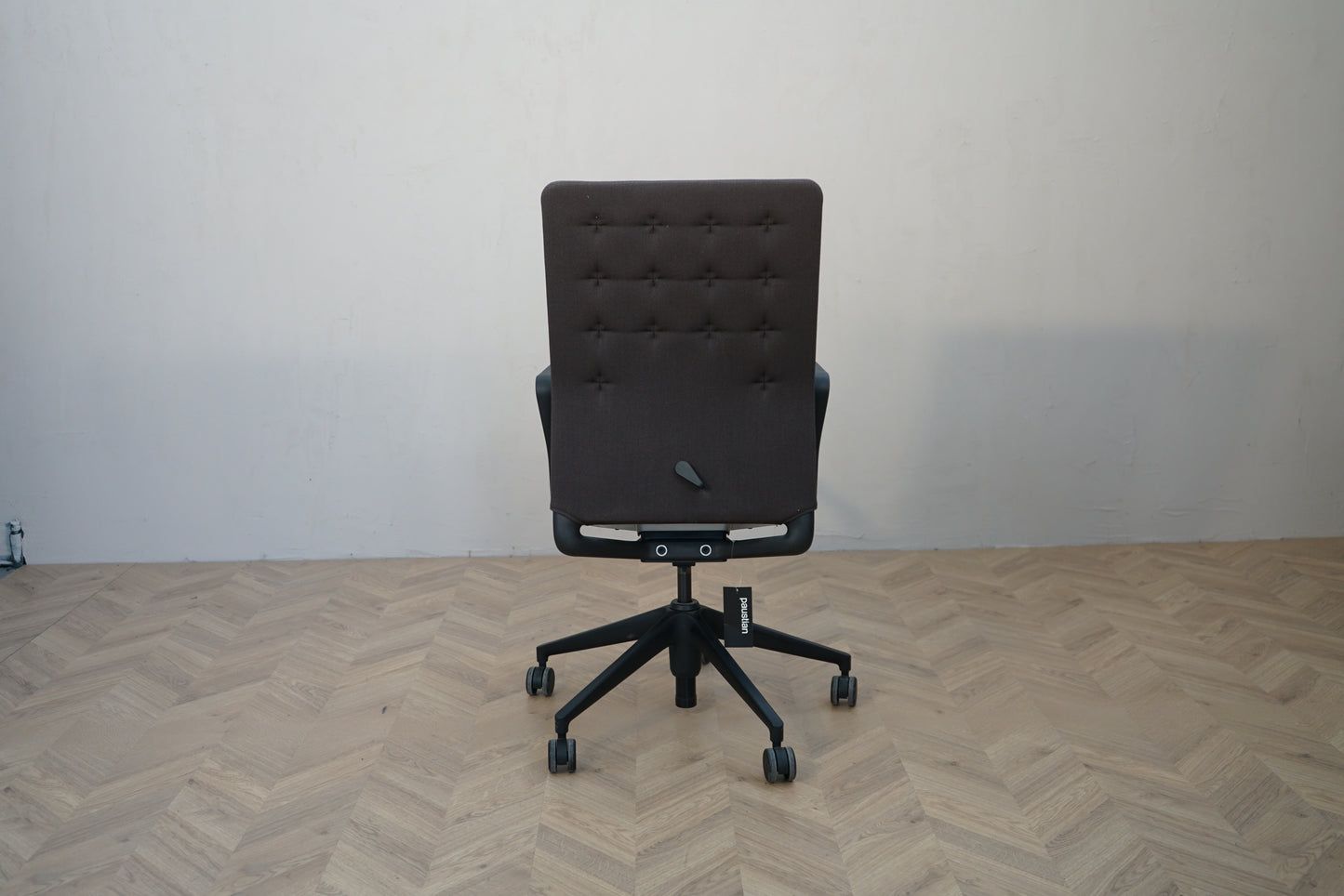 Vitra ID Trim kontorstol set bagfra med polstret ryglæn og sort fodkryds.