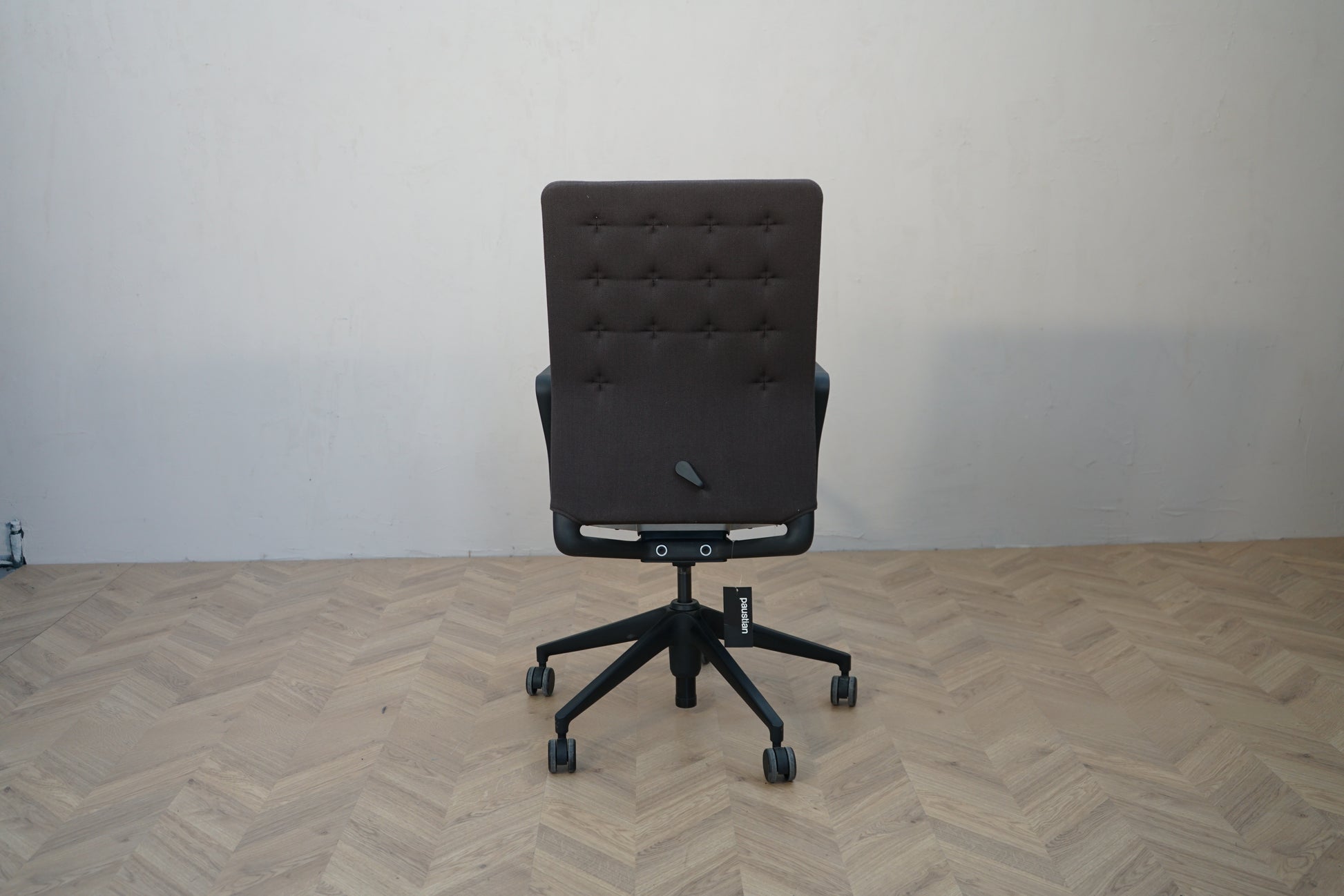 Vitra ID Trim kontorstol set bagfra med polstret ryglæn og sort fodkryds.