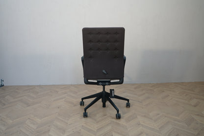 Vitra ID Trim kontorstol set bagfra med polstret ryglæn og sort fodkryds.