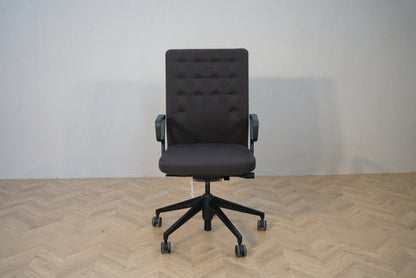 Vitra ID Trim kontorstol i mørkegrå polstring set forfra med sorte armlæn og sort fodkryds.