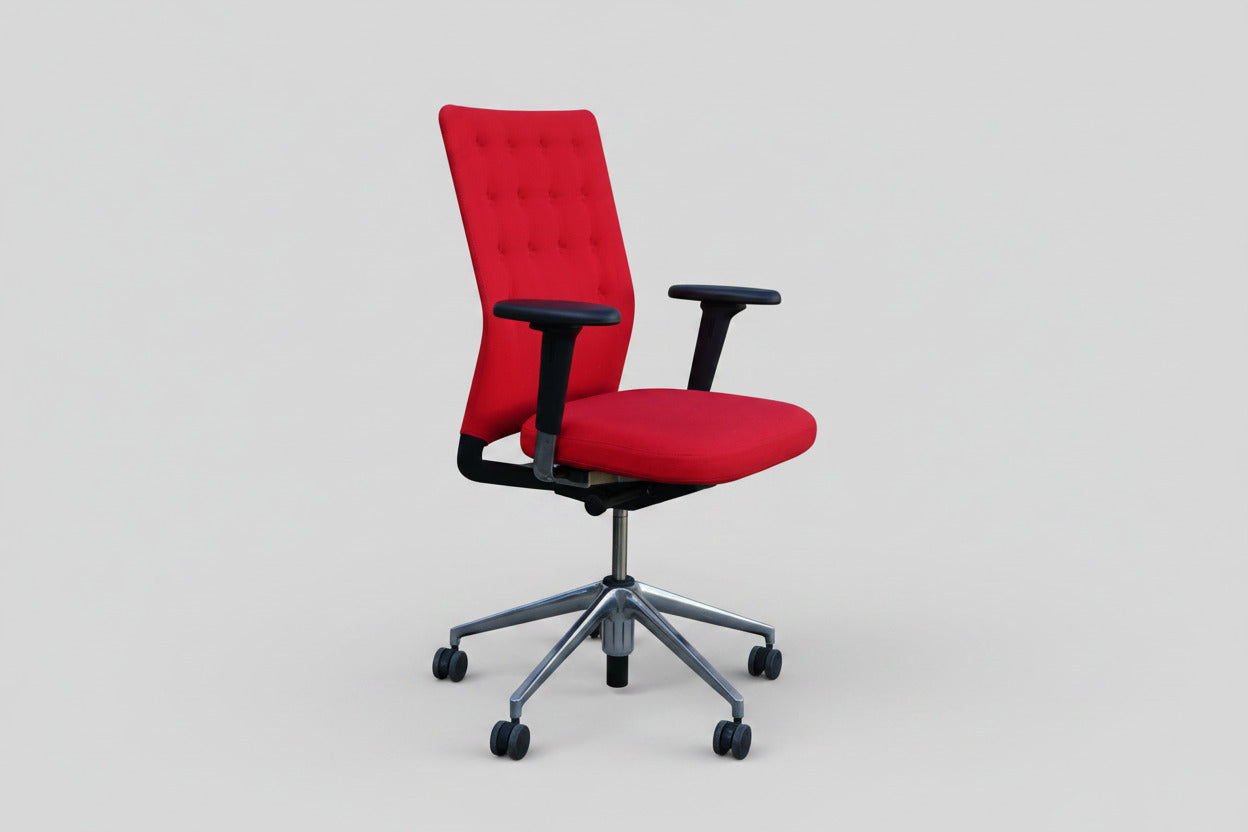 Vitra ID Trim ergonomisk kontorstol med rød polstring og poleret aluminiumstel set skråt