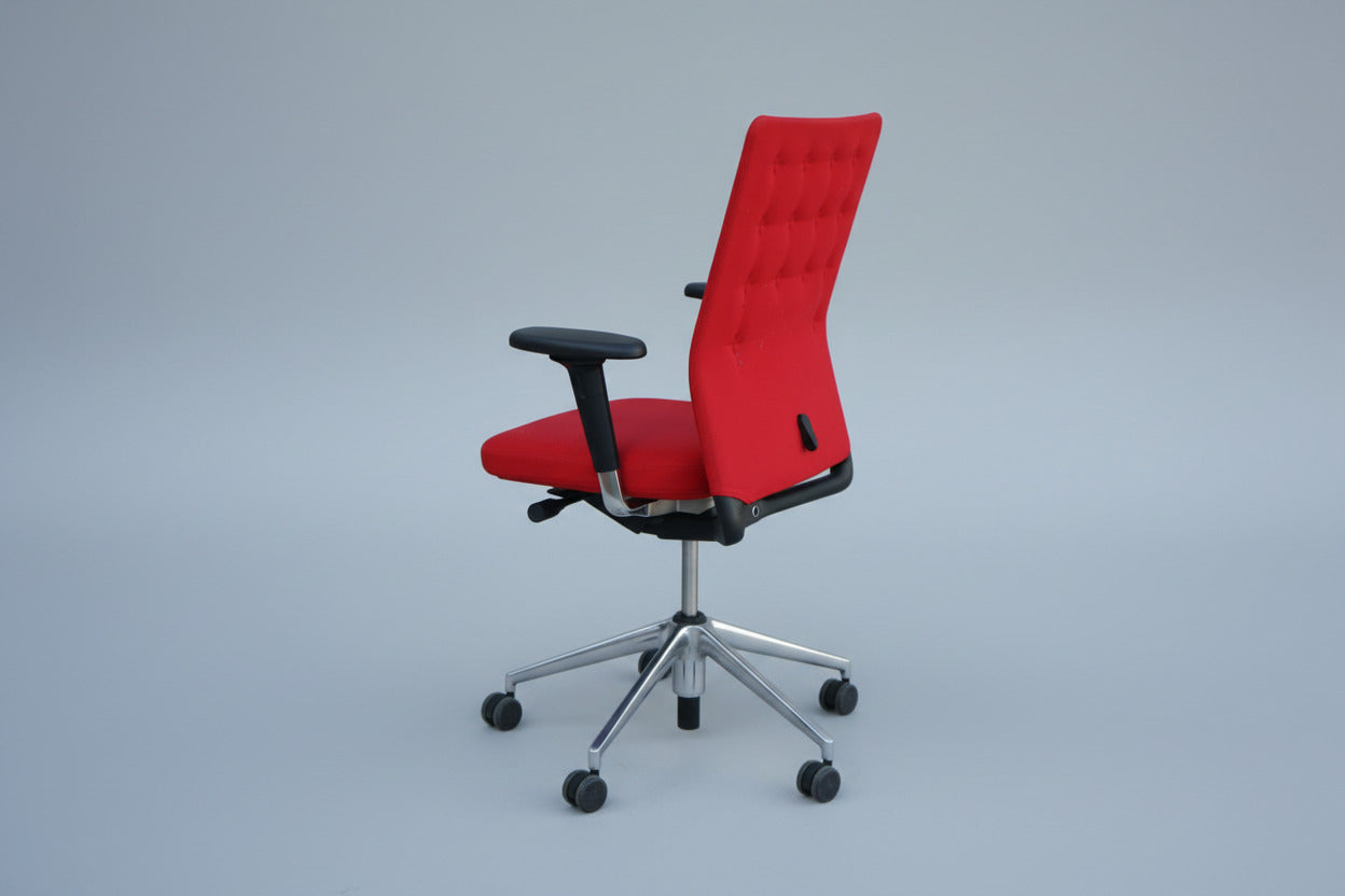 Vitra ID Trim kontorstol med rød polstret ryg designet af Antonio Citterio set bagfra