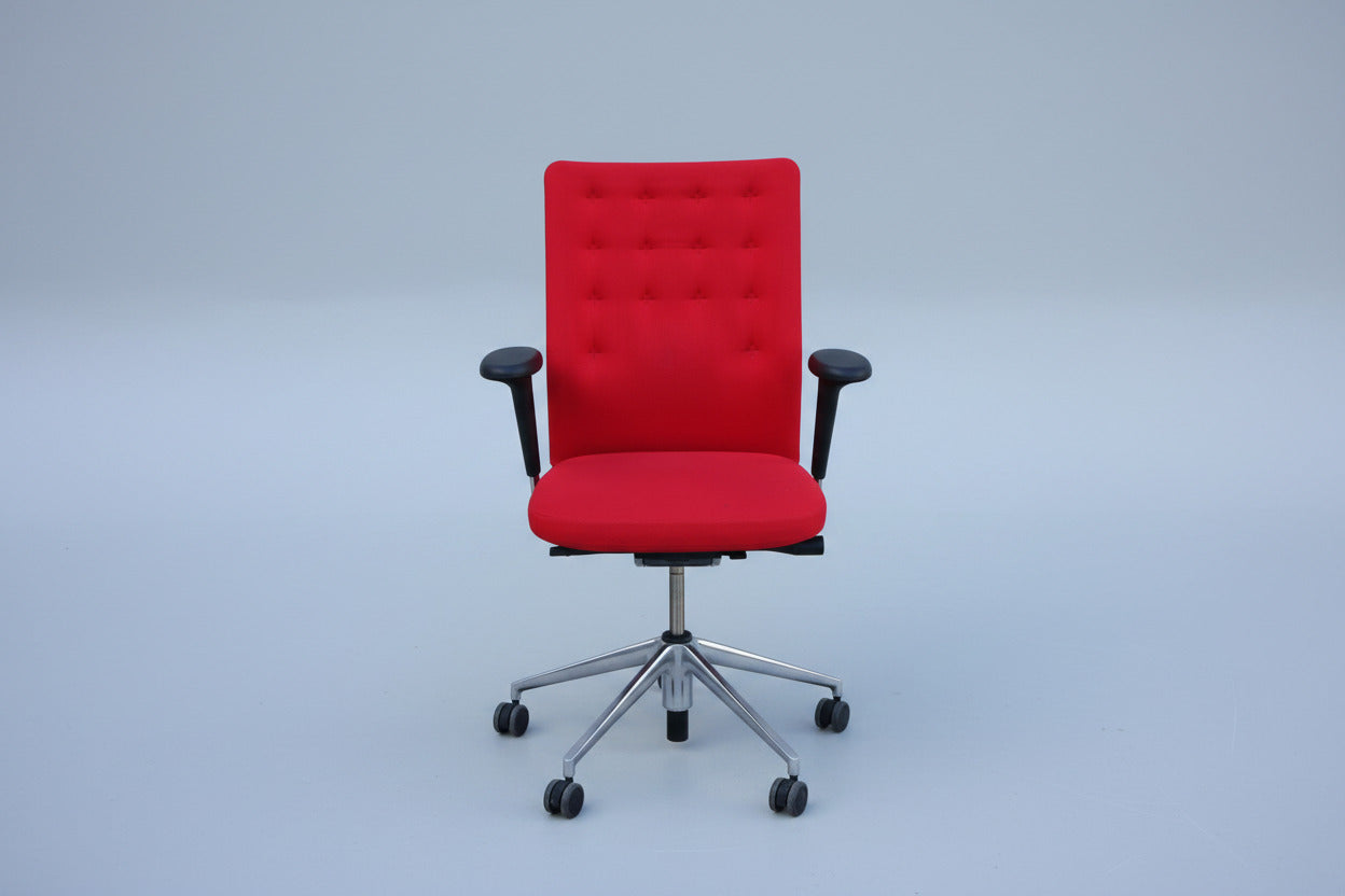 Vitra ID Trim rød ergonomisk kontorstol med justerbare armlæn set forfra