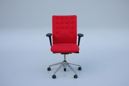 Vitra ID Trim rød ergonomisk kontorstol med justerbare armlæn set forfra