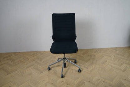 Klassisk Vitra ID Trim kontorstol set forfra med sort polstring på sæde og ryglæn. Velholdt ergonomisk kontorstol i høj kvalitet.