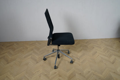 Vitra ID Trim kontorstol fotograferet fra siden, der viser den ergonomiske ryglænsvinkel og sort polstring. Brugt men velholdt kontorstol i premium kvalitet.